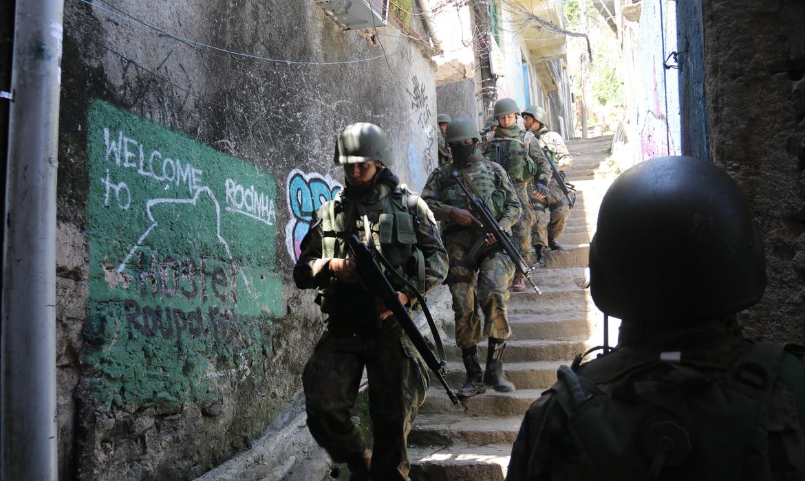 Rio de Janeiro- Operações das Forças Armadas prosseguiram durante o sábado, segundo dia de ocupação da Rocinha, no Rio de Janeiro(Vladimir Platonow/Agencia Barsil)