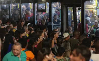 São Paulo (SP), 24/01/2025 - Ponto de ônibus no Largo do Paissandu lotado após chuva que alagou acidade. Foto: Paulo Pinto/Agência Brasil