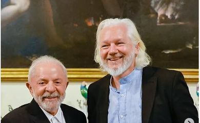 Lula publica foto de encontro com Julian Assange, em Roma, durante funeral do papa Francisco