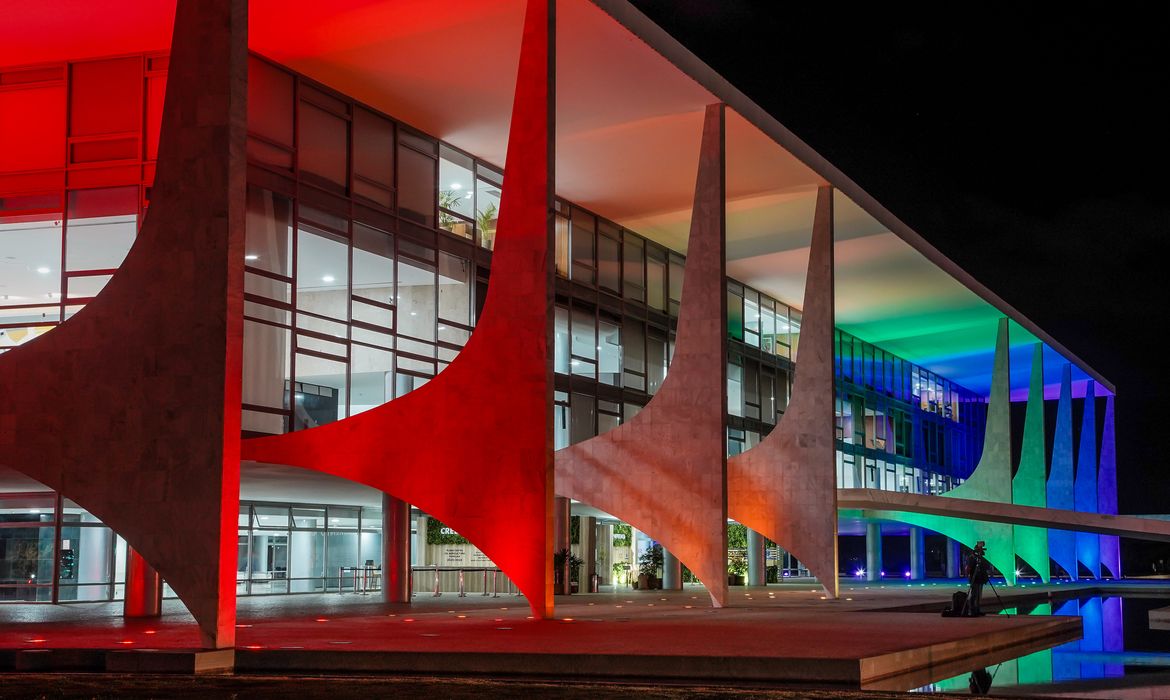 27/06/2023 - Brasília - Orgulho LGBTQIA+: Palácio do Planalto é iluminado com cores da bandeira que representa diversidade. Foto: Rafa Neddermeyer/Agência Brasil