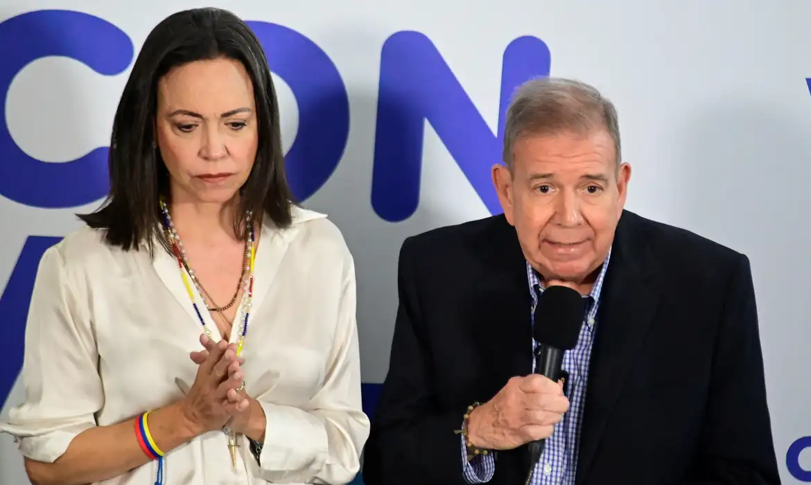 Opposition presidential candidate Edmundo Gonzalez speaks next to Venezuelan opposition leader Maria Corina Machado during a press conference following the announcement by the National Electoral Council that Venezuela's President Nicolas Maduro won the presidential election, in Caracas, Venezuela, July 29, 2024. REUTERS/Maxwell Briceno