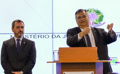 Brasília (DF) -16/02/2023 0 ministro da Justiça, Flávio Dino, acompanhando do diretor-geral da Polícia Federal, Andrei Rodrigues, durante coletiva