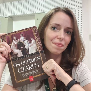 Isabela Azevedo com o livro “Os últimos czares – Uma breve história não contada dos Romanov”