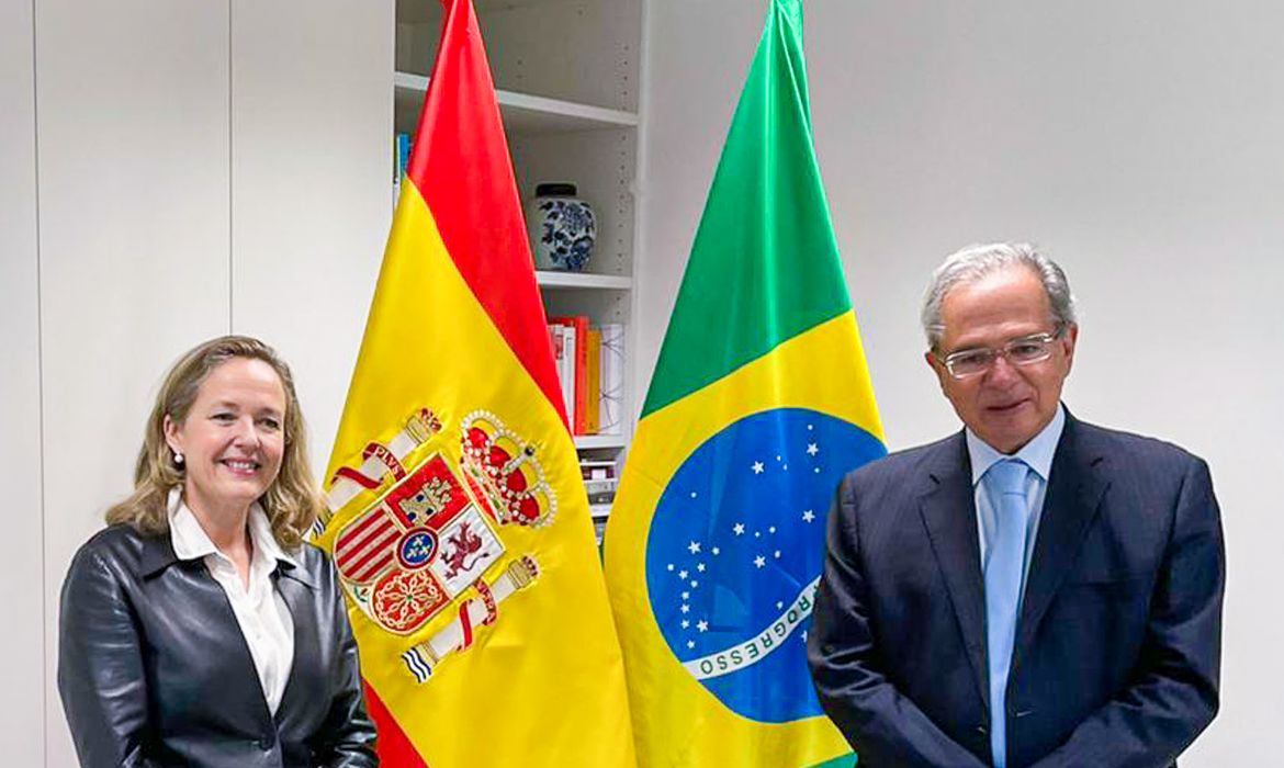 A ministra da Economia da Espanha, Nadia Calviño e o ministro da Economia do Brasil, Paulo Guedes,durante reunião em Madri