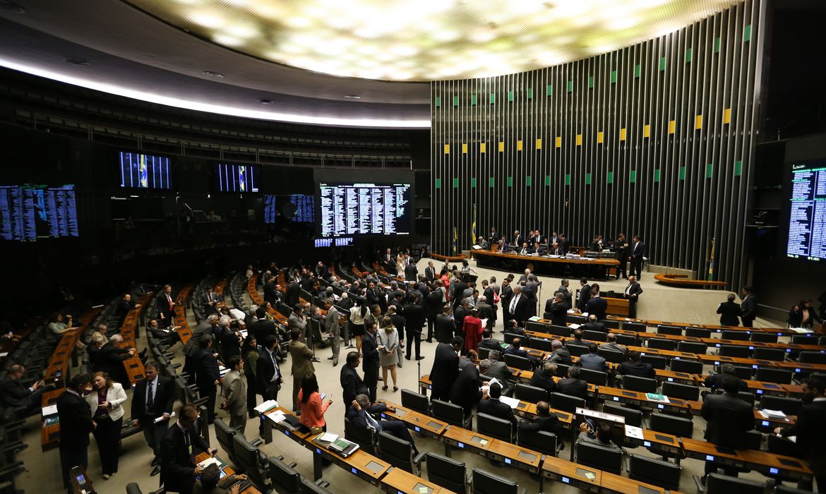 Brasília - Plenário da Câmara aprova urgência para projeto sobre responsabilidade das estatais e aprecia votação, em segundo turno, de recriação da DRU  (Fabio Rodrigues Pozzebom/Agência Brasil)