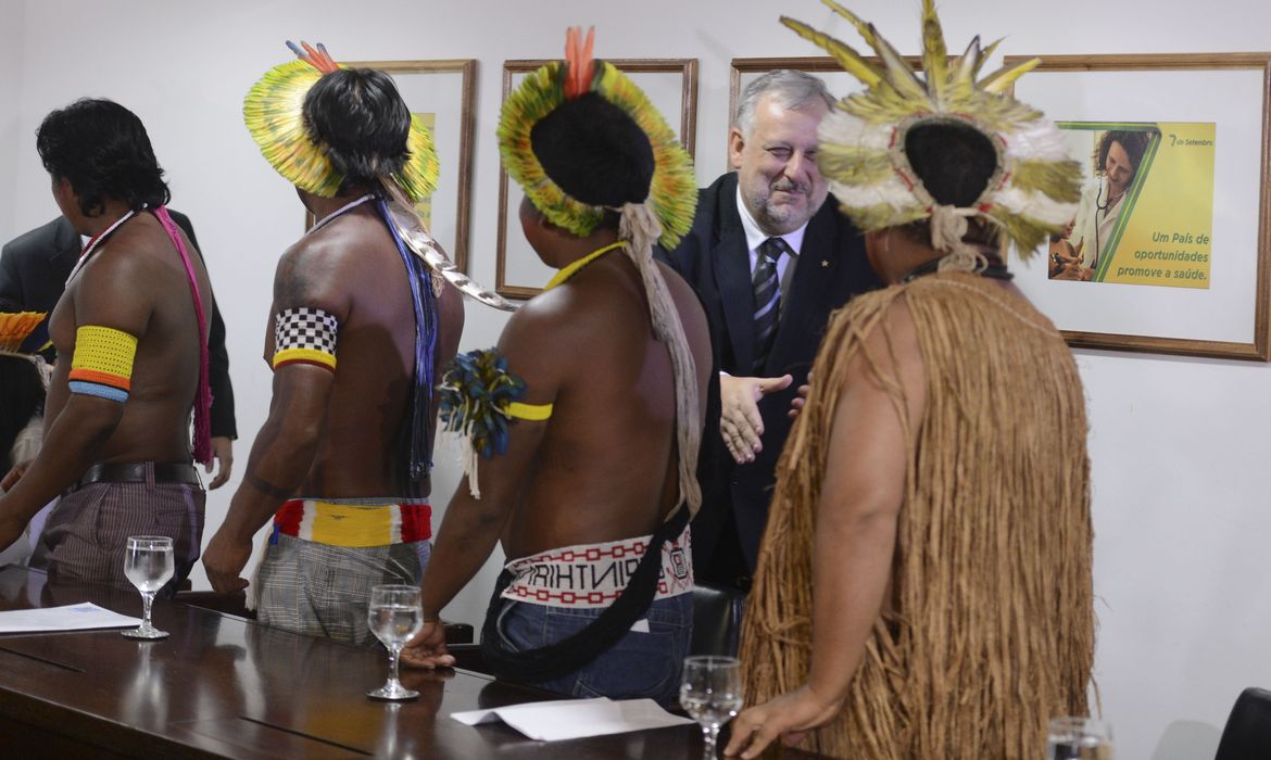 Brasília - O ministro da Secretaria de Governo da Presidência da República, Ricardo Berzoini, recebe líderes indígenas no Palácio do Planalto (Valter Campanato/Agência Brasil)