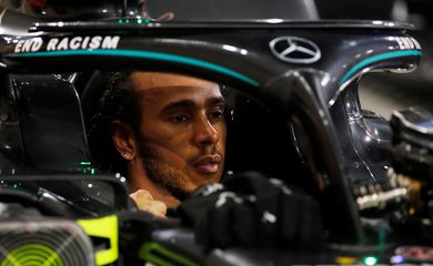 Lewis Hamilton sentado em sua Mercedes