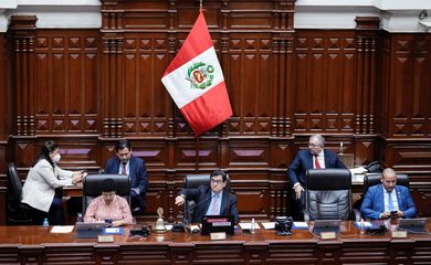Parlamentares peruanos debatem moção contra presidente Pedro Castillo