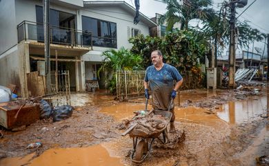 Casiano Baldasso cleans his house that was partially destroyed after the floods in Mucum, Rio Grande do Sul state, Brazil May 11, 2024. REUTERS/Adriano Machado
