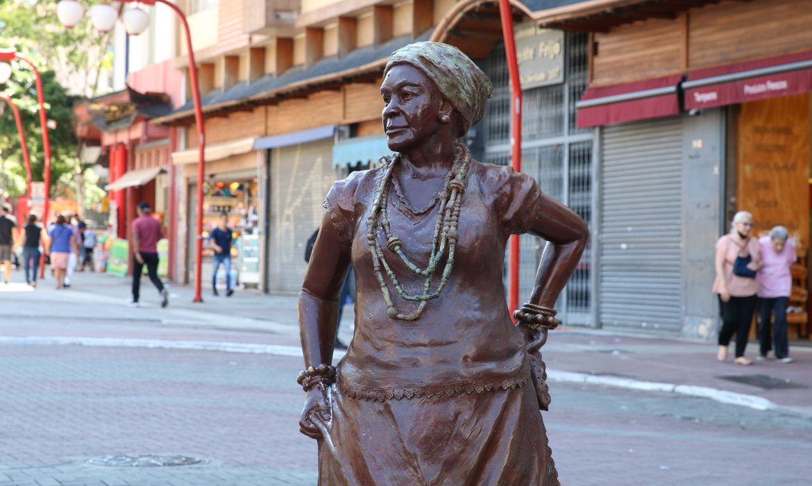 Escultura de Deolinda Madre, conhecida como Madrinha Eunice, no bairro da Liberdade.