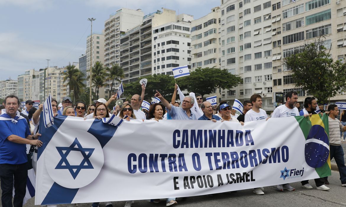Rio de Janeiro (RJ), 15/10/2023 - Comunidade judaica faz caminhada em apoio a Israel, pela orla de Copacabana. Foto: Fernando Frazão/Agência Brasil