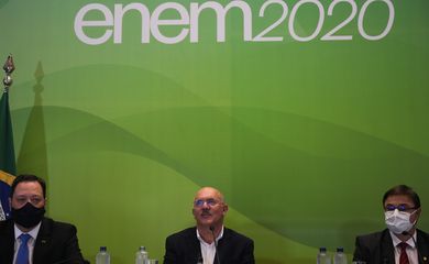 O presidente do Inep, Alexandre Lopes, o  ministro da Educação, Milton Ribeiro, e o delegado Cleo Matusiak Mazzotti, participam da entrevista coletiva sobre o primeiro dia de provas do Enem