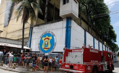  Um incêdio atinge o segundo andar do Presídio Frederico Marques, em Benfica, na zona norte do Rio.