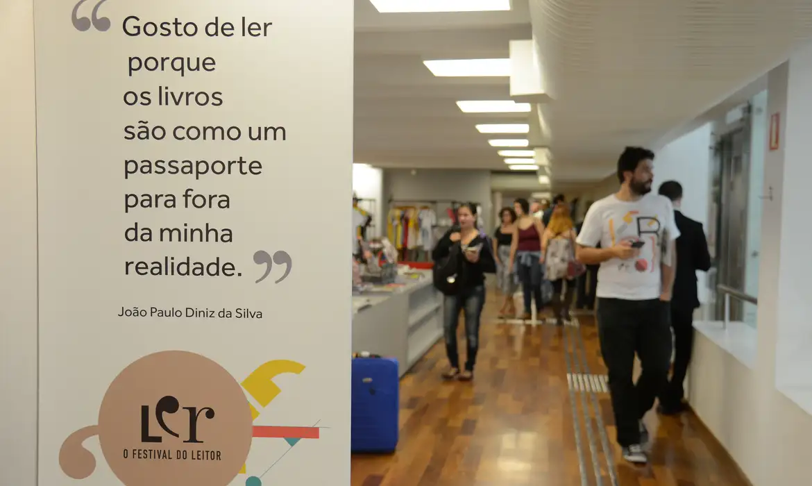 Público visita estandes de livrarias no Ler - Salão Carioca do Livro, na Biblioteca Parque, no centro do Rio. 