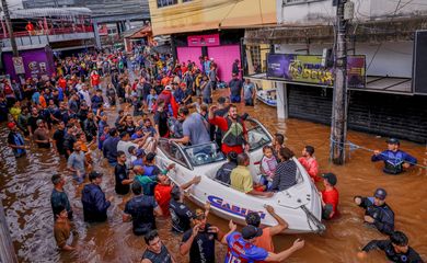 Pessoas são resgatadas de enchentes em Canoas, no Rio Grande do Sul
05/05/2024 REUTERS/Amanda Perobelli