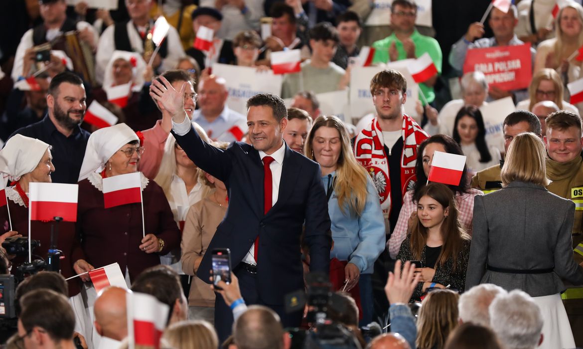 Rafal Trzaskowski, mayor of Warsaw and Civic Platform candidate for president of Poland, attends an election night during the first round of the presidential election in Sandomierz, Poland, on May 18, 2025. Rafal Trzaskowski receives 30.8% according to exit polls. His main opponent, Karol Nawrocki, supported by the right-wing Law and Justice party, receives 29.1%. (Photo by Klaudia Radecka/NurPhoto)NO USE FRANCE