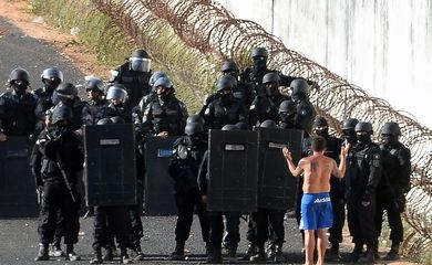Policiais do Bope se preparam para entrar na Penitenciária Estadual de Alcaçuz, no Rio Grande do Norte
