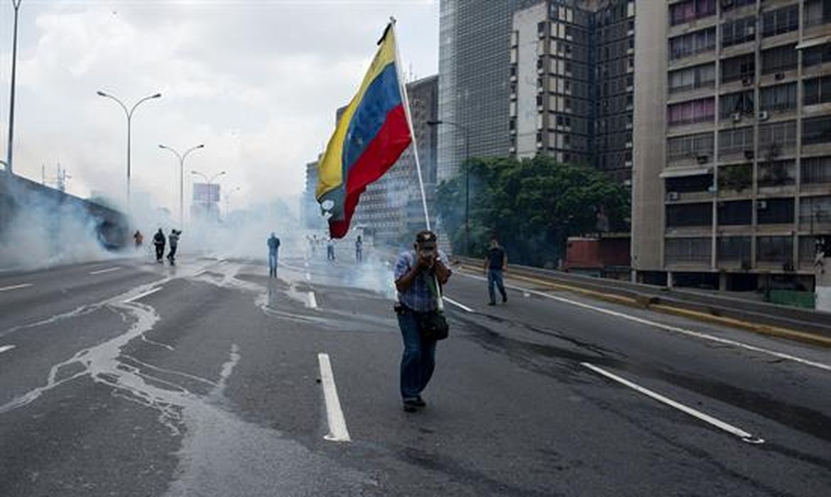 Venezuela tem dia de protestos contra e em defesa do presidente Nicolás Maduro. 