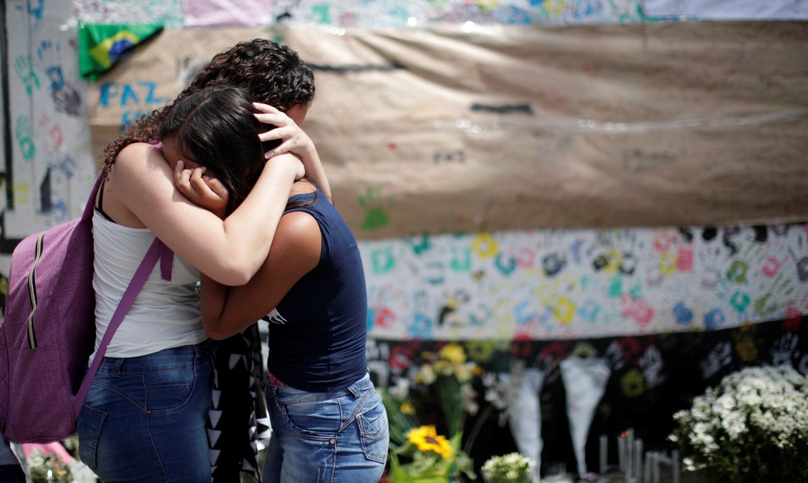 Alunos choram perto de uma parede durante um dia de reabertura da escola, após o tiroteio na escola Raul Brasil em Suzano, estado de São Paulo, Brasil 18 de março de 2019. 
