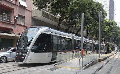 A linha 3  do VLT, que faz o trajeto entre a Central do Brasil e o Aeroporto Santos Dumont começa a operar no início da tarde de hoje (26). 