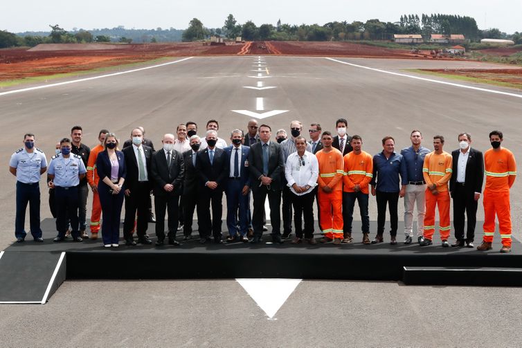 (Foz do Iguaçu - PR, 07/04/2021) Presidente da República Jair Bolsonaro, acompanhado das autoridades, posam para fotografia com trabalhadores da Infraero.
Foto: Alan Santos/PR