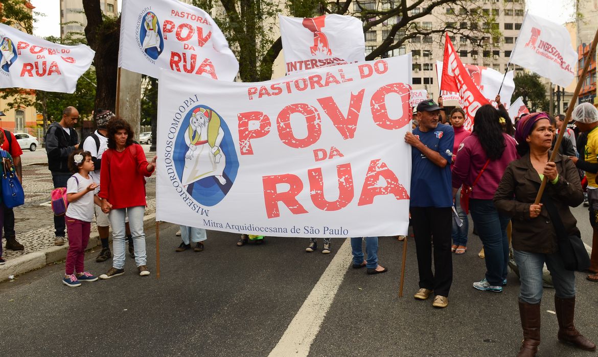 São Paulo -  Grito dos Excluídos faz manifestação na Praça da Sé com o lema Este sistema é insuportável: Exclui, degrada, mata! e Vida em primeiro lugar (Rovena Rosa/Agência Brasil)