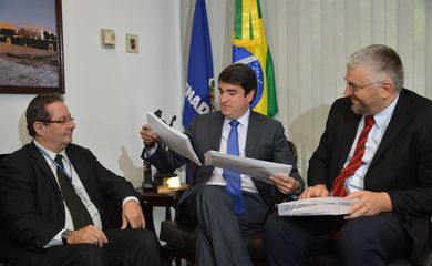 O chefe da equipe de perícia do Senado,João Henrique Pederiva, entrega laudo sobre o processo de impeachment da presidenta afastada Dilma Rousseff (Antônio Cruz/Agência Brasil)