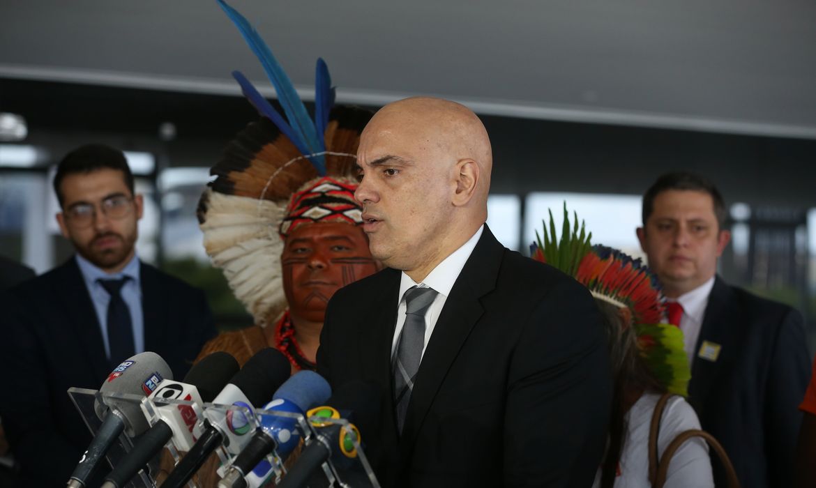 Brasília - O ministro da Justiça, Alexandre de Moraes, fala à imprensa após reunião com lideranças indígenas, no Palácio do Planalto  (Valter Campanato/Agência Brasil)