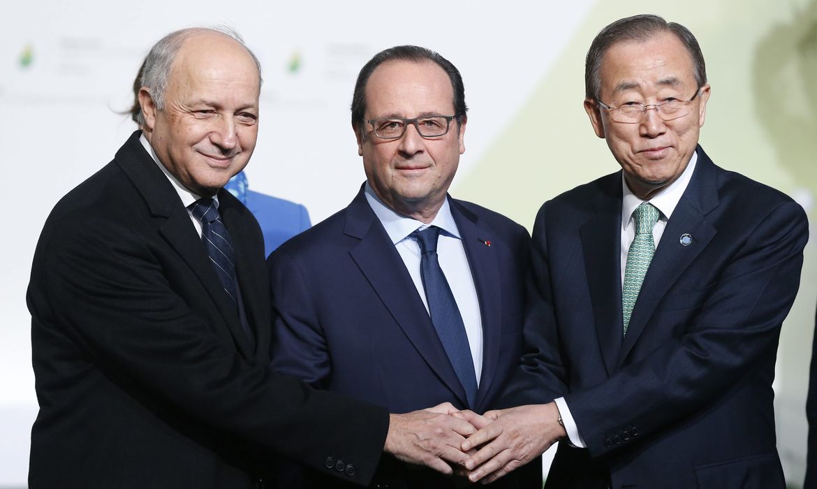 Ministro das Relações Exteriores francês, Laurent Fabius, o presidente da França, François Hollande e o secretário-geral da ONU, Ban Ki-Moon se cumprimentam ao chegar na COP21, em Paris