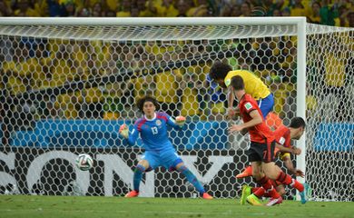 Pela segunda rodada da Copa do Mundo, a seleção brasileira esbarrou na boa marcação dos mexicanos na Arena Castelão em Fortaleza (Marcello Casal Jr/Agência Brasil)