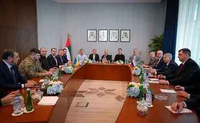 Integrantes das delegações durante negociações sobre a guerra entre Ucrânia e Rússia em Abu Dhabi
24/01/2026 Governo dos Emirados Árabes Unidos/REUTERS