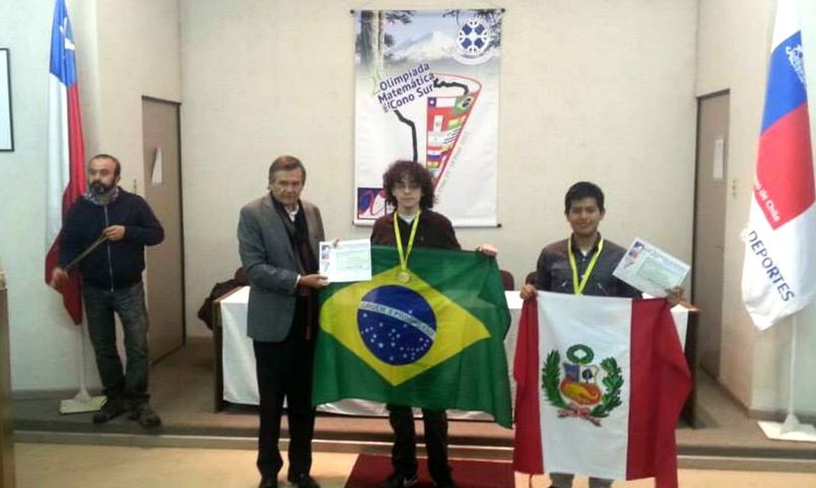 Pedro Henrique Sacramento de Oliveira recebe a medalha de ouro na Olimpíada de Matemática do Cone Sul