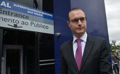 São Paulo - O advogado Cristiano Zanin Martins entrega o passaporte do ex-presidente Luiz Inácio Lula da Silva na Superintendência Regional da Polícia Federal em São Paulo (Rovena Rosa/Agência Brasil)