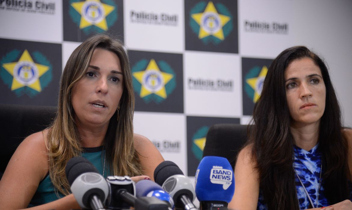 Rio de Janeiro - As delegadas Daniela Terra e Fernanda Fernandes falam sobre a operação que prendeu acusados de armazenar e divulgar material de pornografia infantil (Fernando Frazão/Agência Brasil)