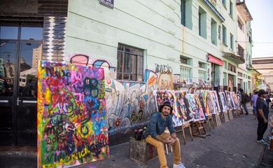 O artista Eduardo Kobra usa o trabalho para chamar a atenção para o cotidiano de São Paulo