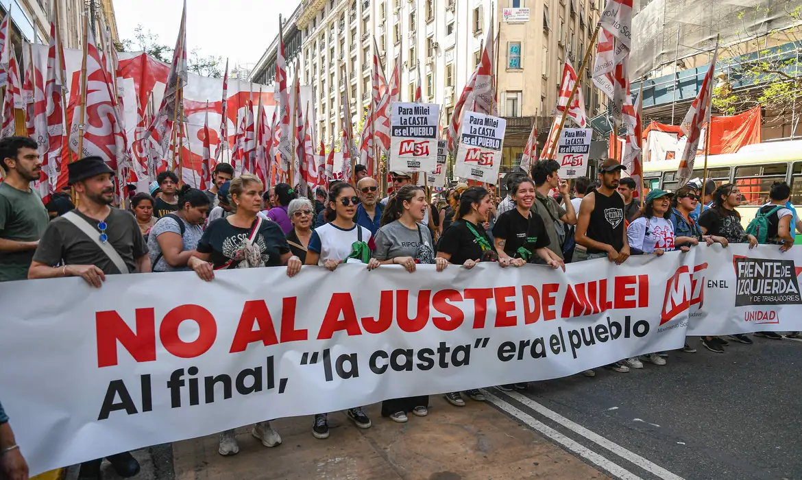 Buenos Aires, Argentina.- In the photos taken on December 20, 2023, the popular movements and social organizations of Unidad Piquetera (UP) in the Plaza de Mayo participated in a day 