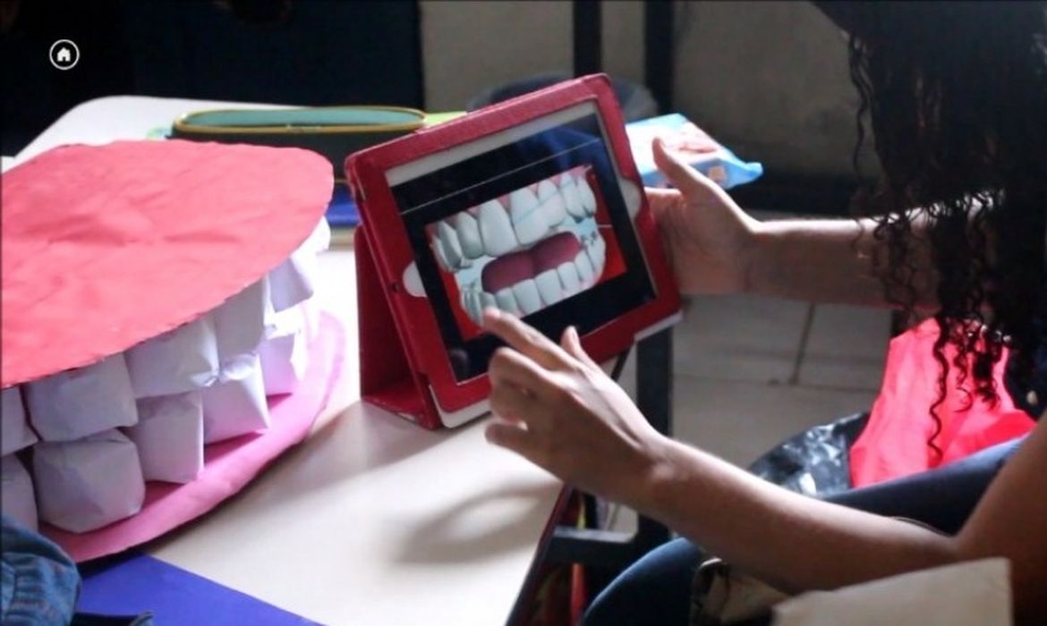 Universidade do Rio desenvolve projeto de livros didáticos digitais para cegos  
