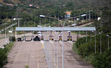 Veículo blindado no ponto de controle da fronteira entre Venezuela e Colombia