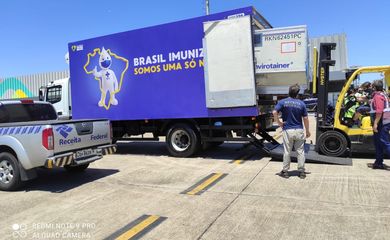Avião com 2 milhões de doses prontas da vacina de Oxford/AstraZeneca chegou ao Aeroporto do Galeão/RJ na manhã esta terça-feira (23).