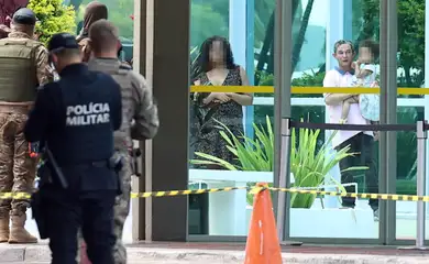 Brasília (DF), 22/05/2025 - Atenção: Fotografia alterada para manter a integridade da criança. Policiais militares em frente a área isolada no Ministério do Desenvolvimento Social - MDS durante operação que investiga homem com pacote suspeito. Foto: Valter Campanato/Agência Brasil