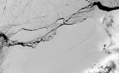Imagem de satélite de uma longa rachadura na plataforma de gelo Larsen C, tomada em 8 de Março de 2017