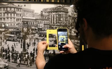 Educadores da mostra Modernas! São Paulo vista por elas, com curadoria de Ilana Feldman e Priscyla Gomes, em exposição no Museu Judaico de São Paulo.