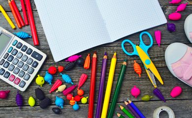 Material Escolar. Cadernos, lápis, caculadora, tesoura. Foto: adonyig/Pixabay