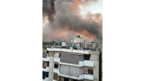 Beirute, 02/10/2024 - Fumaça e fogo provocado por bombardeio visto da varanda da casa d brasileira e dona de casa Lindaura Lianes Hijazi. Foto: Lindaura Lianes Hijazi/Arquivo Pessoal