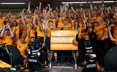 Formula One F1 - Abu Dhabi Grand Prix - Yas Marina Circuit, Abu Dhabi, United Arab Emirates - December 8, 2024 McLaren's Lando Norris and McLaren's Oscar Piastri with team members celebrate after McLaren's Lando Norris wins the Abu Dhabi Grand Prix and McLaren win the constructors title Reuters/Jakub Porzycki/Proibida reprodução     TPX IMAGES OF THE DAY