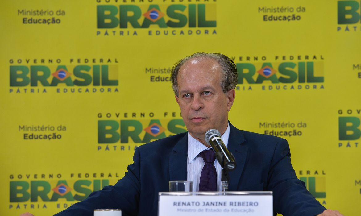 O novo ministro da Educação, Renato Janine Ribeiro, fala à imprensa após cerimônia de transmissão de cargo, no ministério (Valter Campanato/Agência Brasil)