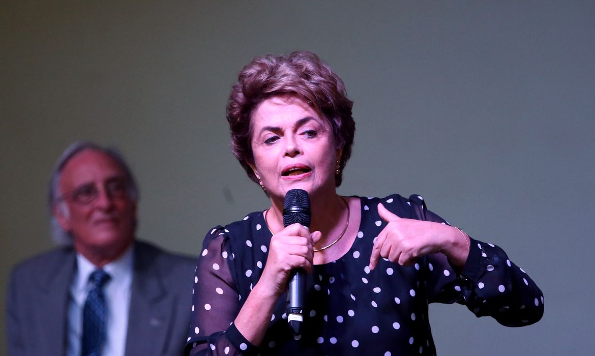 Brasília - A presidenta afastada Dilma Rousseff no lançamento do livro A Resistência ao Golpe de 2016, na UnB. Uma obra coletiva que reúne textos sobre o processo de impeachment  (Wilson Dias/Agência Brasil)