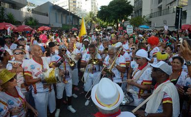 O 56º carnaval da Banda de Ipanema embala foliões na Zona Sul da cidade, com homenagens aos cantores de samba Teresa Cristina e Moacyr Luz