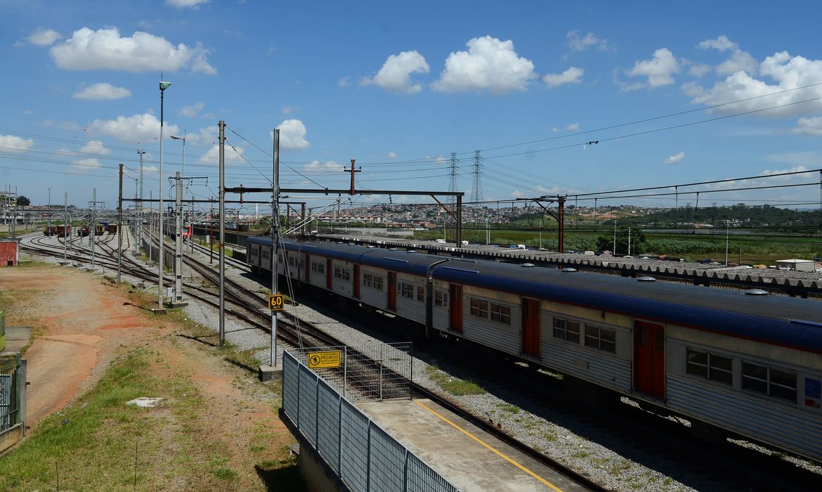 Itaquaquecetuba (SP) - Estação de trem Engenheiro Manoel Feio, onde os passageiros fazem baldeação de ônibus por causa de descarrilamento de trem na estação Itaim Paulista (Rovena Rosa/Agência Brasil)