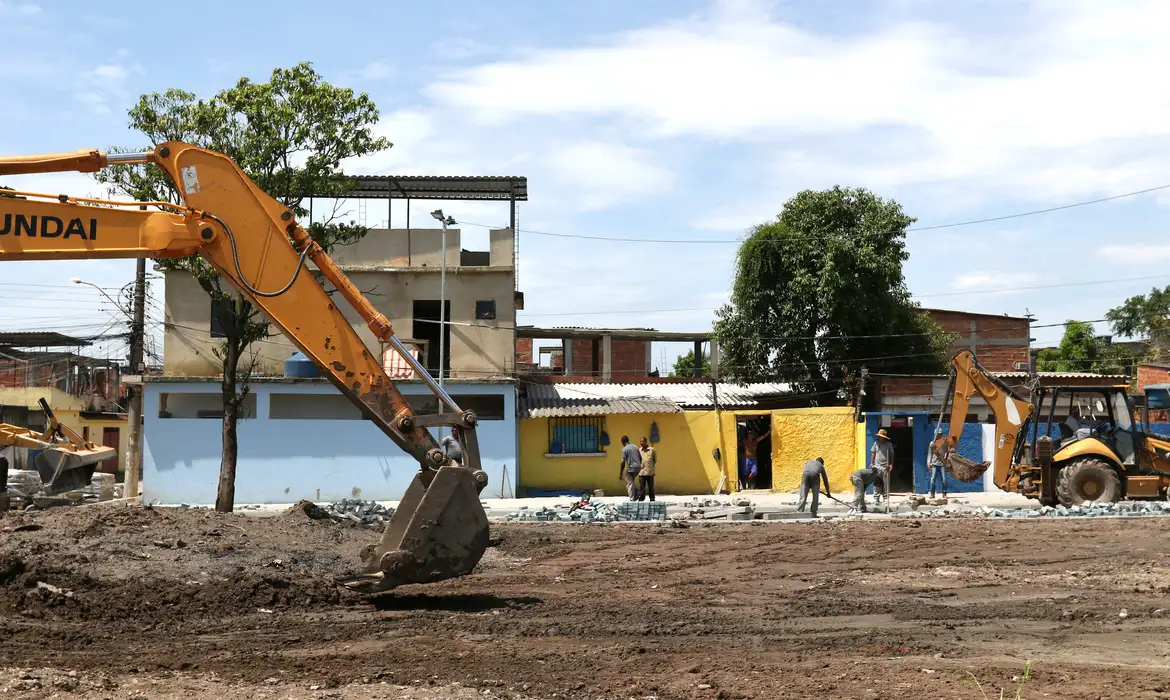 Duque de Caxias (RJ), 17/02/2023 - Obras do projeto de desfavelização em desenvolvimento na avenida Teixeira Mendes, no bairro Sarapuí, em Duque de Caxias